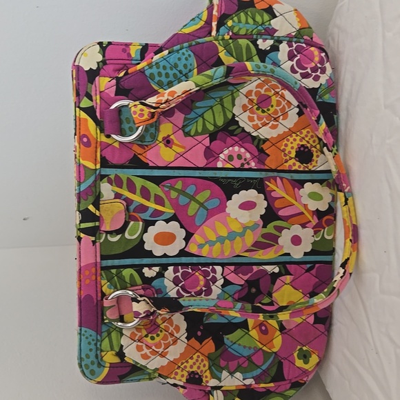 🌺 Vera Bradley Quilted Floral Shoulder Bag – Vibrant & Spacious! 🌺 - Picture 4 of 4